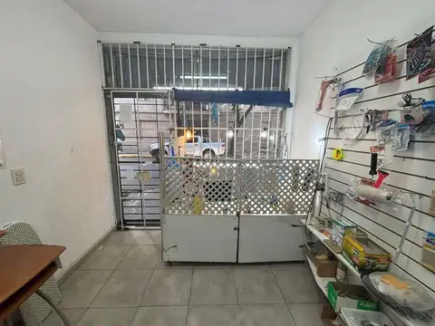 Muebles y Utiles de ferretería.