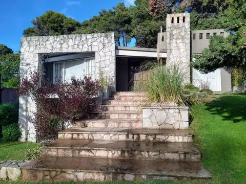 Casa en venta - 5 Dormitorios 3 Baños - Pinamar