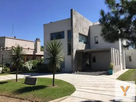Casa en venta - 3 Dormitorios 3 Baños - Cañuelas