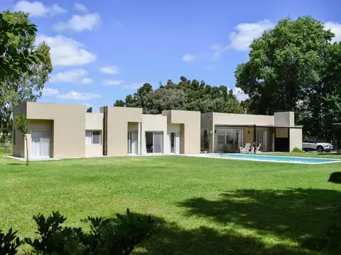 Casa en venta - 5 Dormitorios 4 Baños - Chascomús