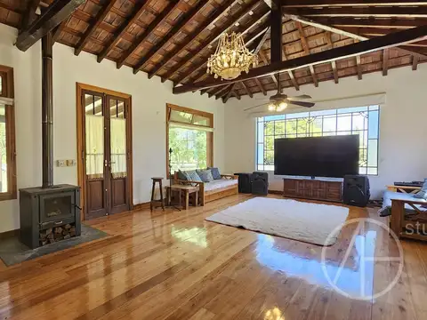 Casa en Venta 5 dormitorios sobre lote de 1 Hectarea en Barrio Privado de Chacras Loma Escondida