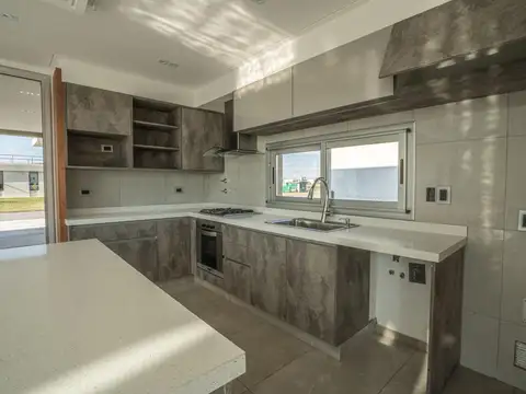 Casa 5 ambientes con 5 baños
