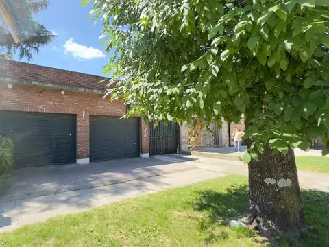 2 LOCALES AL FRENTE C/GALPON O GARAGE PARA 8 AUTOS