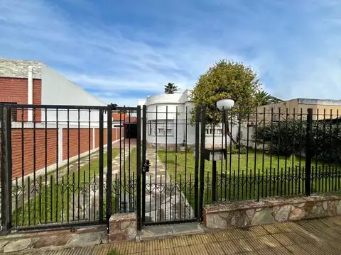 Casa con amplio lote.