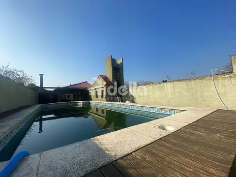 Casa 3 dorm. con suite, galería y gran jardín con pileta — Apta Banco/Berisso