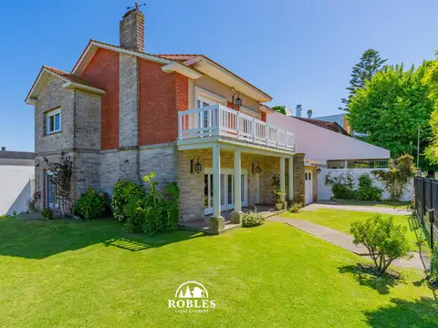 Importante chalet en esquina del barrio Playa Grande