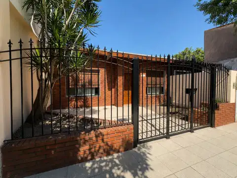 Casa de 3 ambientes con patio y cochera