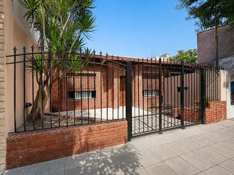 Casa de 3 ambientes con patio y cochera