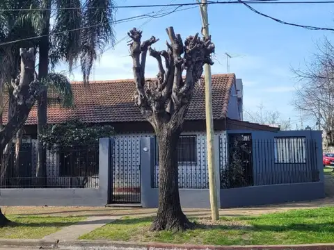 VENTA DE CHALET, 3 AMBIENTES  FRENTE A PZA M. BELGRANO