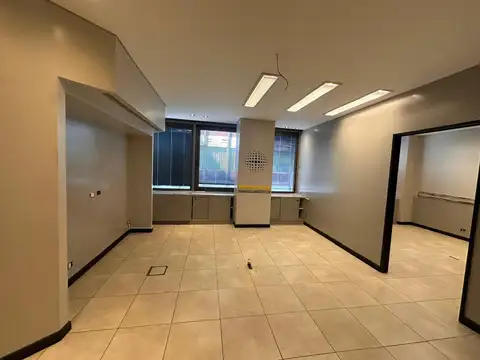 Oficina 5 ambientes con 4 baños