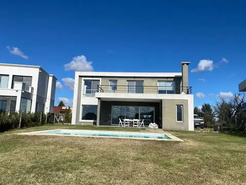 Casa en Alquiler Temporal con 5 cocheras