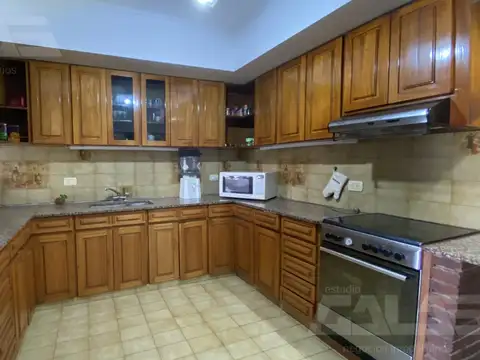 Casa en Castelar - 3 Dormitorios - 2 Cochera - Quincho - Jardín - Baño en suite