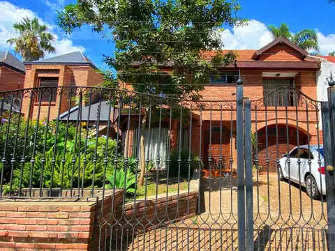 Casa en Castelar - 3 Dormitorios - 2 Cochera - Quincho - Jardín - Baño en suite