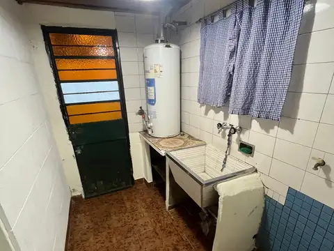 ALQUILER - LA TABLADA - PH 3 AMBIENTES AL FRENTE CON PATIO y GARAJE PARA 2 AUTOS