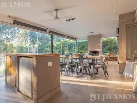 Casa 6 ambientes con 4 baños