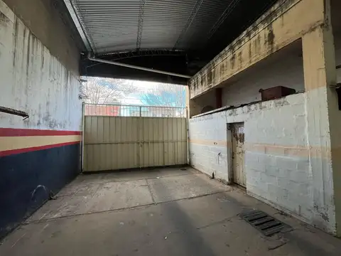 Galpon con local independiente al frente