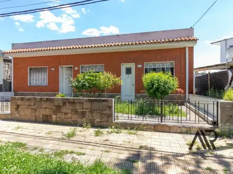 Venta casa 3 dormitorios y escritorio, barbacoa, zona Cerrito