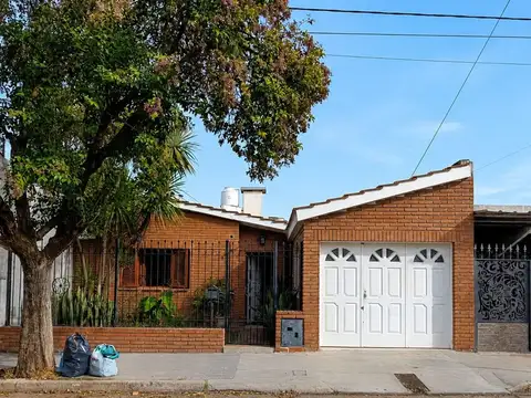 Casa 2 dorm + Departamento en barrio Los Paraisos
