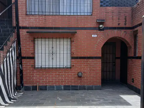 TIPO CASA ENTRADA INDEPENDIENTE DE 3 AMBIENTES CON PATIO O GARAJE.