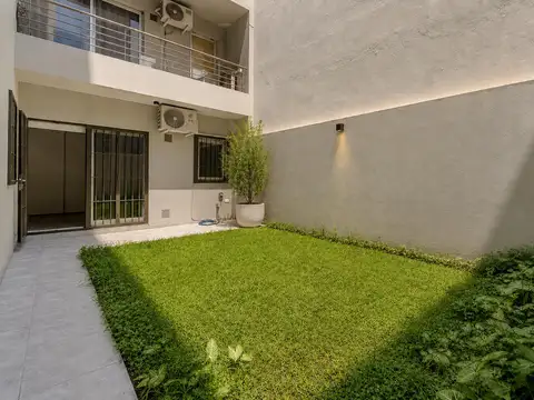 Departamento en venta planta baja  patio y jardín  apto crédito  bajas expensas San Cristóbal
