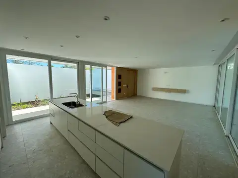 Casa en Venta en Villa Elisa, USD 450.000