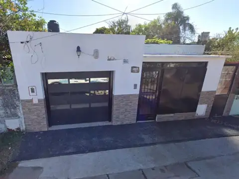 CASA EN VENTA CON DOS DORMITORIOS, COCHERA Y LOCAL