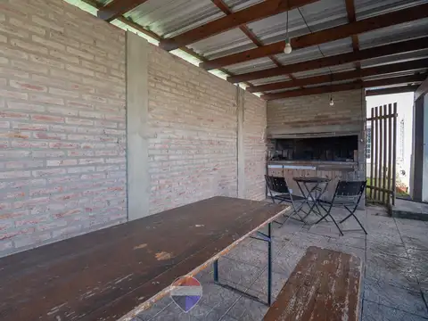 Casa 6 ambientes con 2 baños