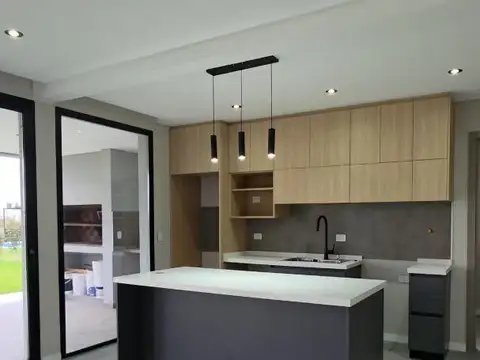 Casa en Venta con 6 cocheras