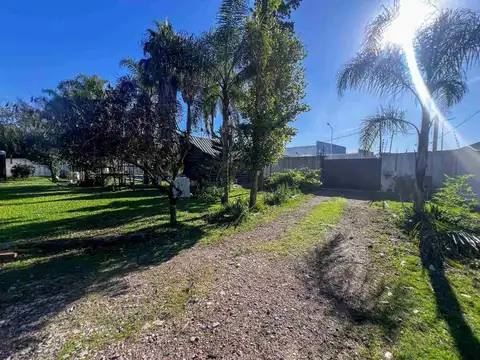 Importante Quinta en Esquina sobre Ex Ruta 8 y Bog