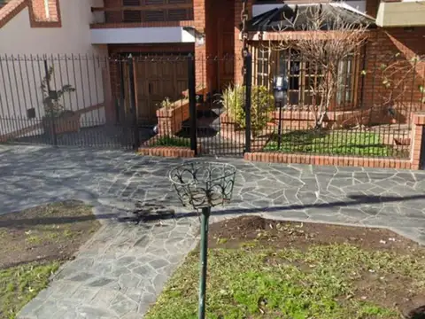 VENTA CASA 4 AMBIENTES CON PISCINA WILDE CENTRO
