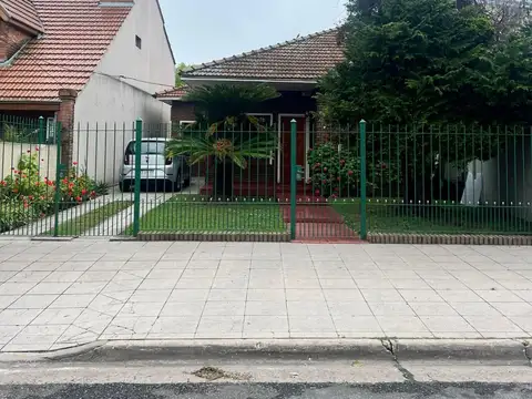 Casa en venta de 3 dormitorios c/ cochera en Berazategui Oeste
