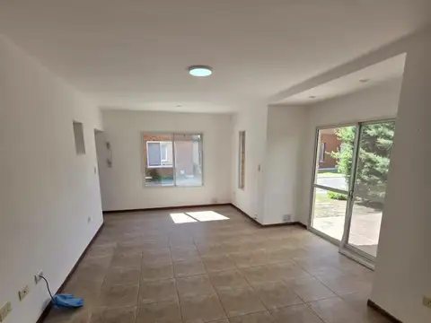 Casa en Alquiler con 1 cochera