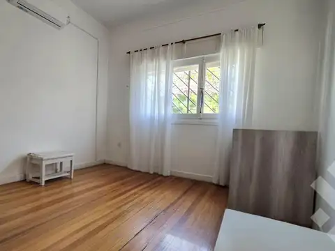 Casa en VENTA, en Bº Uno / Plaza Huincul, 3 dormitorios, quincho, cochera y amplio patio.