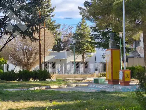 Casa en VENTA, en Bº Uno / Plaza Huincul, 3 dormitorios, quincho, cochera y amplio patio.