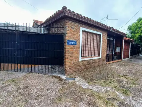 ALQUILER DE CASA ** 2 AMBIENTES CON COCHERA 