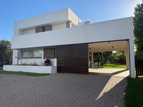 Casa en Alquiler en Funes, USD 2.000