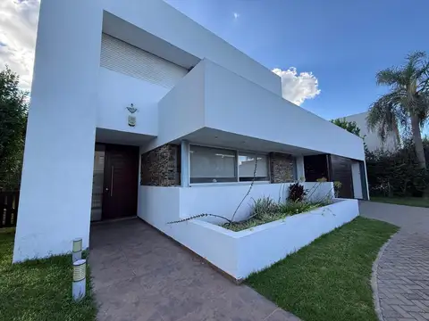 Av. Fuerza Aérea  al 3100