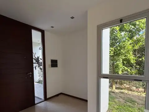 Casa en Alquiler con 2 cocheras