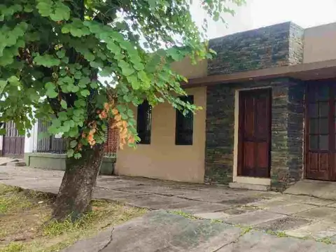 CASA EN VENTA DENTRO DE LOS 4 BV.-RECONQUISTA 