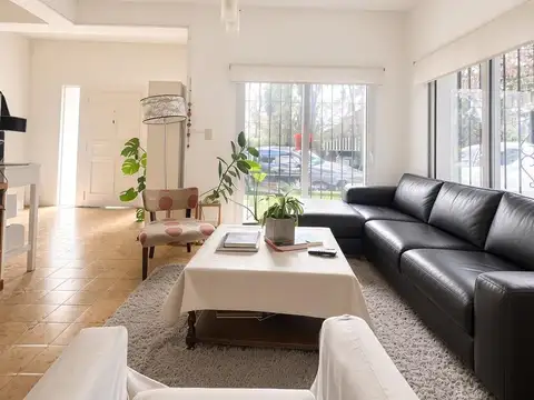 Casa 6 ambientes con 4 baños