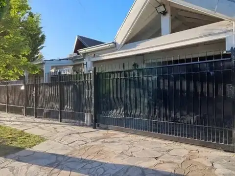OPORTUNIDAD VENTA CASA 4 AMBIENTES CASTELAR SUR CON PISCINA