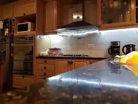 OPORTUNIDAD VENTA CASA 4 AMBIENTES CASTELAR SUR CON PISCINA