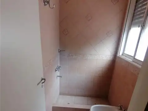 Casa en Alquiler con 3 cocheras