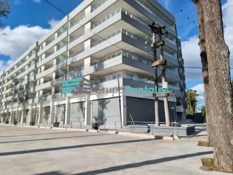 Local en esquina de 323 m2 en alquiler en Canning Center sobre Mariano Castex 30 mts de vidriera