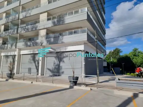 Local en esquina de 323 m2 en alquiler en Canning Center sobre Mariano Castex 30 mts de vidriera