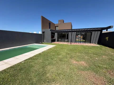 Mansos del Sur Casa en Venta con pileta patio verde