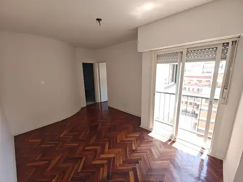 Muy luminoso con cochera fija y baulera. Apto profesional.