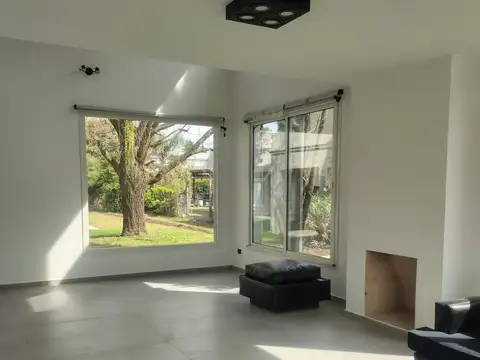 Casa 8 ambientes con 4 baños