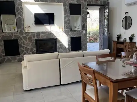 Casa 5 ambientes con 2 baños