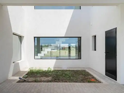 Casa en Venta con 4 cocheras